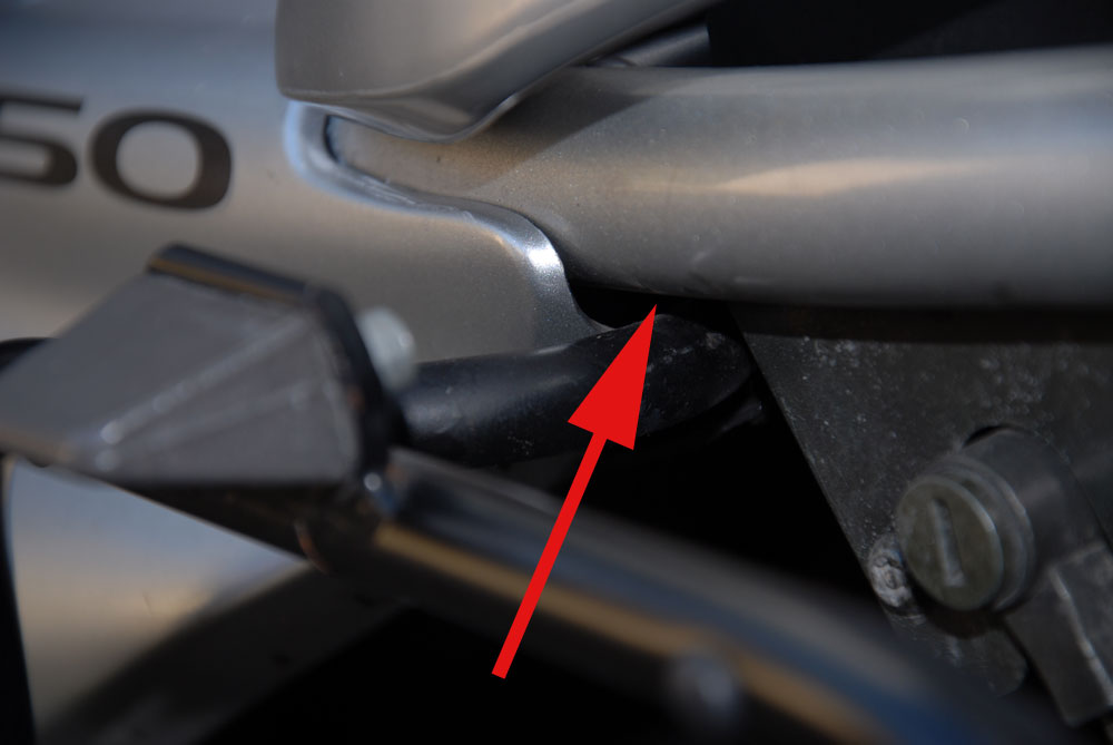 Auf der in Fahrtrichtung linken Seite muss meines Erachtens auch noch eine Distanzhülse sein.