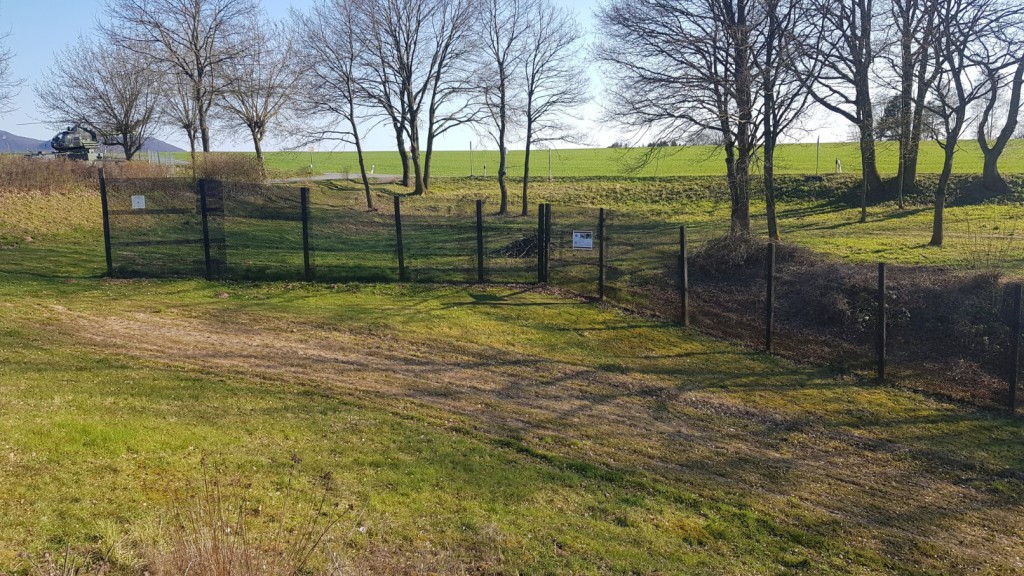 20200406_165806-1612x907.jpg (722.18 KiB) 4207 mal betrachtet Einige hundert Meter Original Grenzzaun