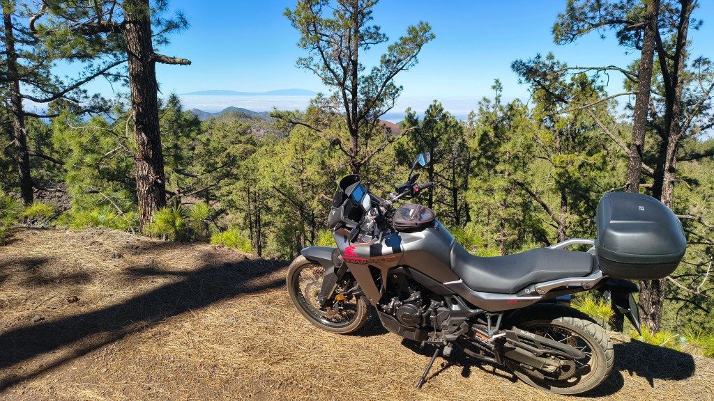 XL abseits der Straße mit La Palma im Hintergrund